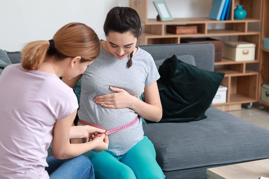 Doula a medir barriga, doula a ajudar gravida