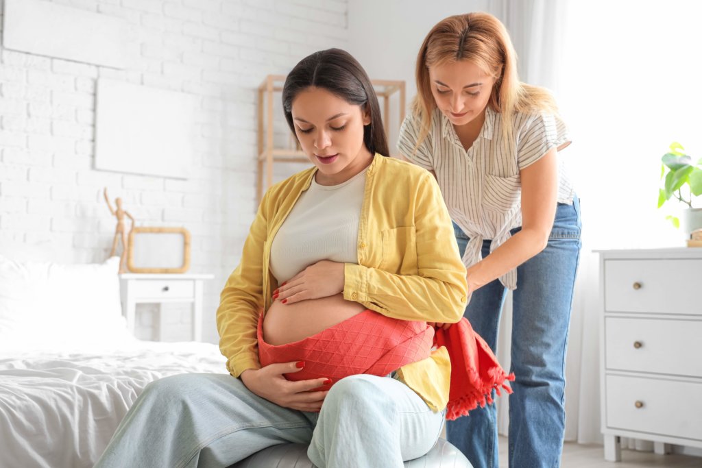 Doula a ajudar gravida no pré-parto, mãe, gravidez, doulas