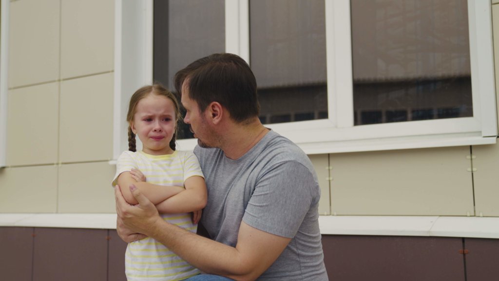 Como acalmar uma criança em momentos de stress: Estratégias para pais que querem oferecer conforto e segurança emocional. Saiba como gerir as emoções dos seus filhos e criar um ambiente mais tranquilo em casa.